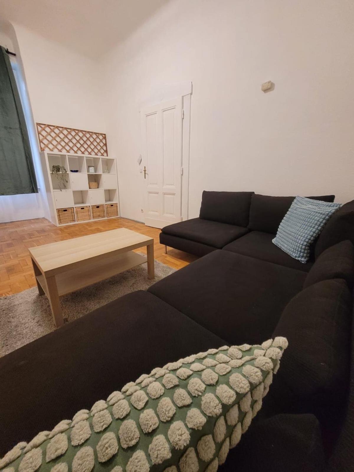 Apartment Vac1 Spacious Flat Near Market & Danube River *